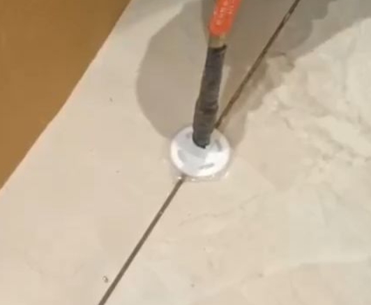 临县瓷砖空鼓维修公司专业解答瓷砖在铺贴过程中，如果没有涂抹均匀到位的粘结材料（如水泥砂浆或瓷砖胶），可能会导致以下问题